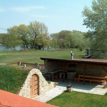 Apali Restaurant & بيت ضيافة Komárno
