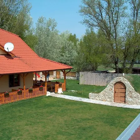 Apali Restaurant & *