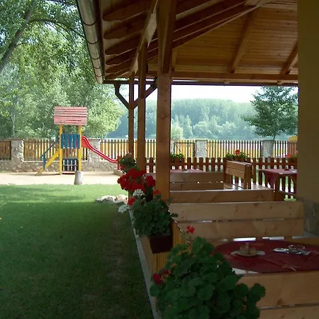 Apali Restaurant & Penzion *
